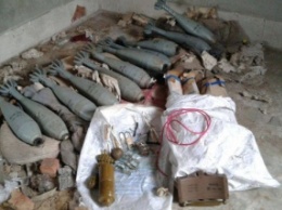 В Счастье Луганской обл. нашли схрон с оружием и взрывчаткой в заброшенном доме