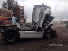 ДТП в Виннице: грузовик RenauIt уничтожился об другой грузовик. ФОТО+видео