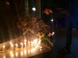 Украинцы принесли первые свечи к посольству Франции в Киеве