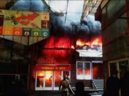 В Харькове полыхает мощный пожар на рынке "Барабашово"