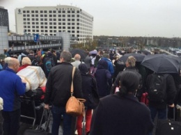 В Лондоне эвакуировали людей из аэропорта из-за угрозы теракта