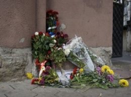 Одесситы несут цветы к Французскому культурному центру