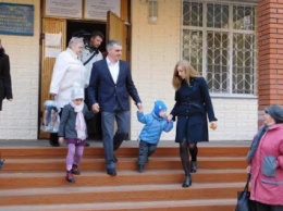 В Николаеве кандидаты в мэры пришли голосовать с детьми
