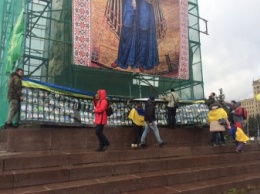 В Харькове на месте памятника Ленину появились фото погибших бойцов