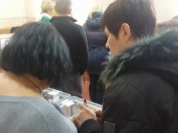 В Николаеве продавали помаду прямо на избирательном участке