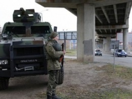 В Киеве из-за высокого риска террористической угрозы нацгвардейцы на БТРах охраняют мосты