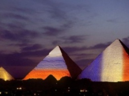 В Египте подсветили пирамиду цветами французского флага