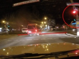 В Николаеве водитель 31-й маршрутки пытался проскочить на красный через оживленный перекресток