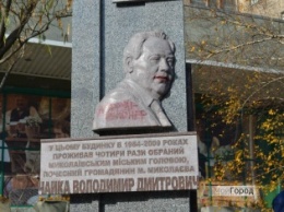 В Николаеве памятник покойному мэру Чайке разрисовали надписью "коррупционер"