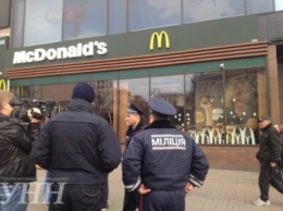 В Киеве из-за угрозы взрыва из "Макдональдса" эвакуировали людей