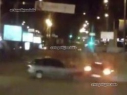 ВИДЕО ДТП в Киеве: на Бассейной проскок на красный не удался