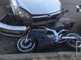 ДТП в Одессе: на Вильямса Opel пересек две сплошные и сбил мотоциклиста. ФОТО