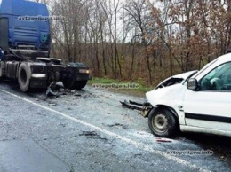 ДТП в Ладыжине: Peugeot Partner врезался в грузовик - пострадала женщина и ребенок. ФОТО