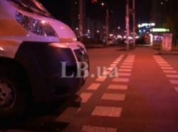 ДТП в Киеве: автомобиль сбил мужчину на переходе и скрылся. видео