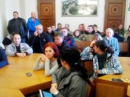 Николаевские активисты пообещали полиции новую Врадиевку, если дело о стрельбе на избирательном участке 17 ноября замнут