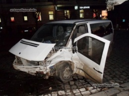 ДТП в Черновцах: Audi A6 протаранил Mersedes Vito - пострадали четверо. ФОТО