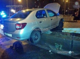 ДТП в Киеве: на Маяковского-Драйзера Renault Logan завис на отбойнике. ФОТО