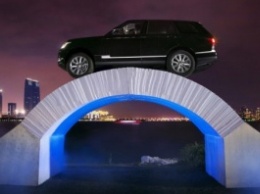Range Rover выехал на бумажный мост (видео)