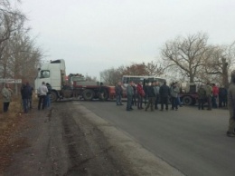 В Новом Буге жители перекрыли трассу «Днепропетровск - Николаев», требуя ремонта дороги