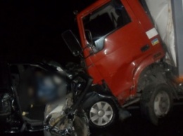 В Полтавской обл. автомобиль столкнулся с грузовиком, погибли два человека, еще двое – ранены