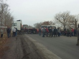 Протестующие перекрыли движение транспорта в Николаевской области, требуя отремонтировать дорогу