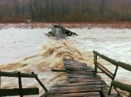 Стихия свирепствует: В Тячево паводок размывает дороги, разрушает мосты и электросети (ВИДЕО, ФОТО)