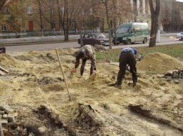 В Николаеве подрядчик восстанавливает разрушенные дорожки и газон в "Сердце города"
