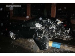 ДТП в Харькове: Mitsubishi Lancer врезался в два столба - пострадал пассажир. ФОТО