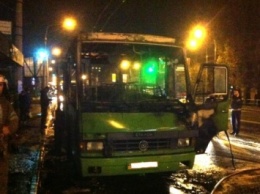 Автобус сгорел на остановке общественного транспорта в Одессе