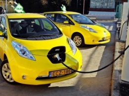 Nissan отправляет работать в такси электрокары