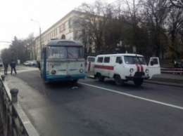 Полиция установила обстоятельства ДТП в Ровно, в результате которого под колесами троллейбуса погибла женщина