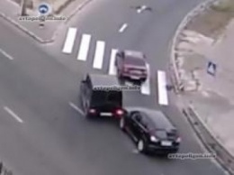 ВИДЕО ДТП в Киеве: Mercedes-Benz Gelandewagen подрезал Lexus