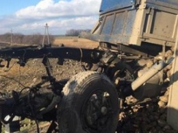 В Винницкой обл. на переезде "КАМАЗ" врезался в поезд, водитель грузовика погиб