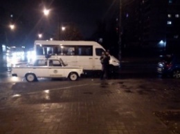 Фото: в центре Запорожья столкнулись маршрутка и легковушка