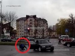 ВИДЕО о пользе ремней безопасности: во время разворота из Renault выпал пассажир