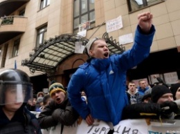 В Москве демонстранты закидали камнями посольство Турции
