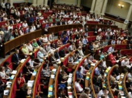 Под Радой активисты требуют от депутатов проголосовать законопроект про госслужащих, - корреспондент