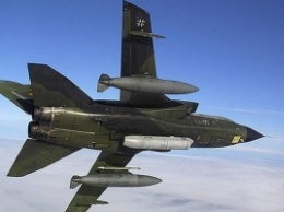 ФРГ направит в Сирию самолет-разведчик "Торнадо" и военный корабль