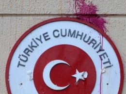 В Новороссийске закидали камнями генконсульство Турции