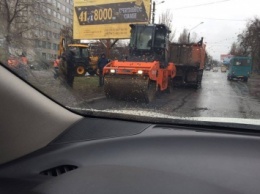 Ремонт дороги в дождь: в Николаеве фирма «Дорлидер» снова испортила 15 квадратных метров дороги