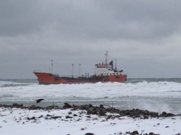 Около Сахалина танкер с нефтепродуктами сел на мель, возникла угроза экологической катастрофы