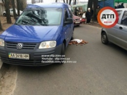 В Киеве у станции метро "Лесная" Volkswagen сбил пожилого мужчину, пешеход госпитализирован