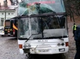 Во Львове неуправляемый туристический автобус въехал в жилой дом