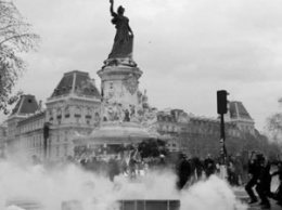 Парижские полицейские применили слезоточивый газ против демонстрантов