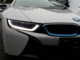 Под елку: в Украину завозят первые официальные электроспорткары BMW i8