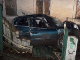 Автомобиль на большой скорости въехал в дом в Мариуполе, водитель погиб