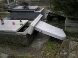 В Берегово вандалы повредили памятники на кладбище