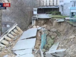 Жителей киевского дома с рухнувшим фасадом размещают в ближайшей школе