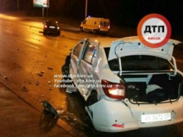 В Киеве около станции метро "Сырец" водитель BMW протаранил два автомобиля и скрылся