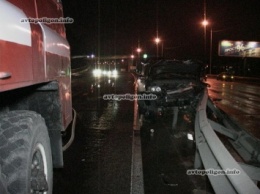 ДТП в Киеве: на Надднепрянском шоссе внедорожник отправил Toyota Yaris в стену, после чего снес отбойник. Пьяный(?) водитель сбежал.ФОТО